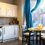 Glorious 2 - Bed Flat With Free Parking