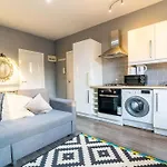 Glorious 2 - Bed Flat With Free Parking