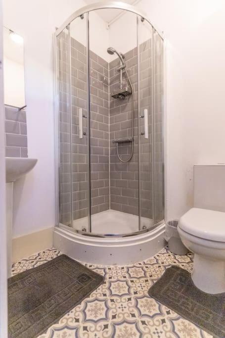Glorious 2 - Bed Flat With Free Parking Apartment *