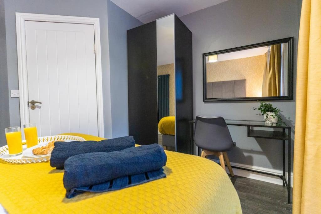 Glorious 2 - Bed Flat With Free Parking *
