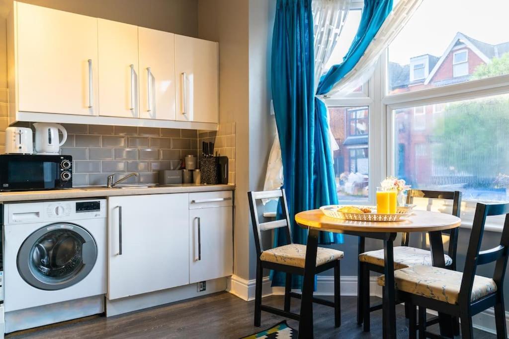 Apartment Glorious 2 - Bed Flat With Free Parking *